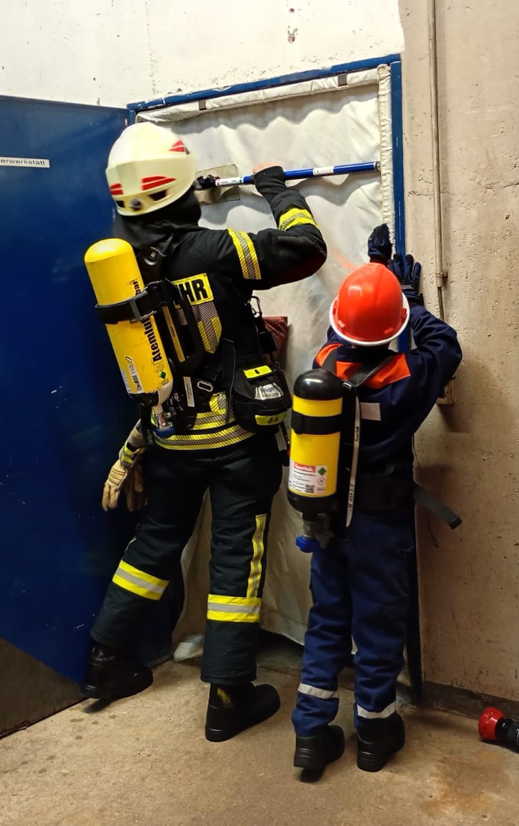 Angriffstrupp setzt Rauchschutzvorhang