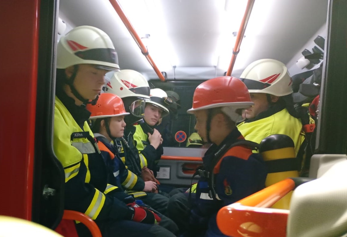 Mannschaft auf dem Auto